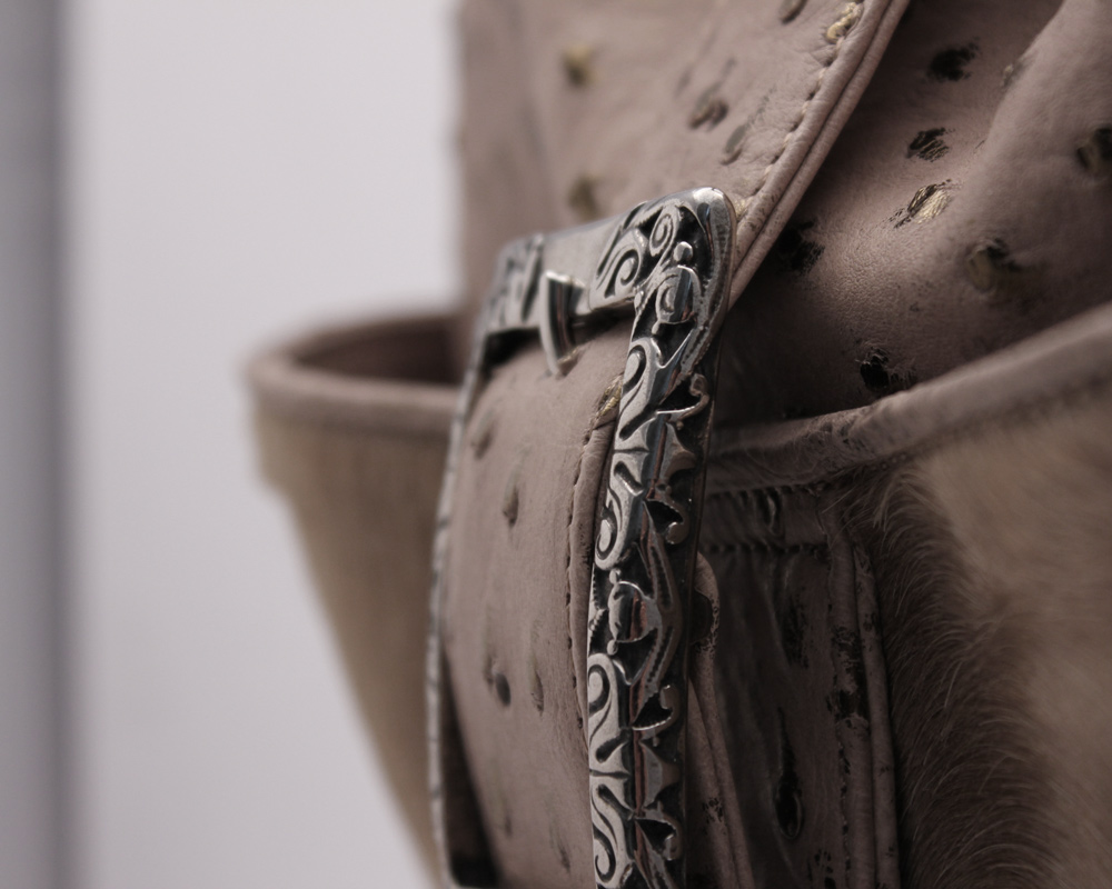 完成まで幾人もの工程＆職人たちの手を経て完成した商品はどこから見ても飽きない美しさです。