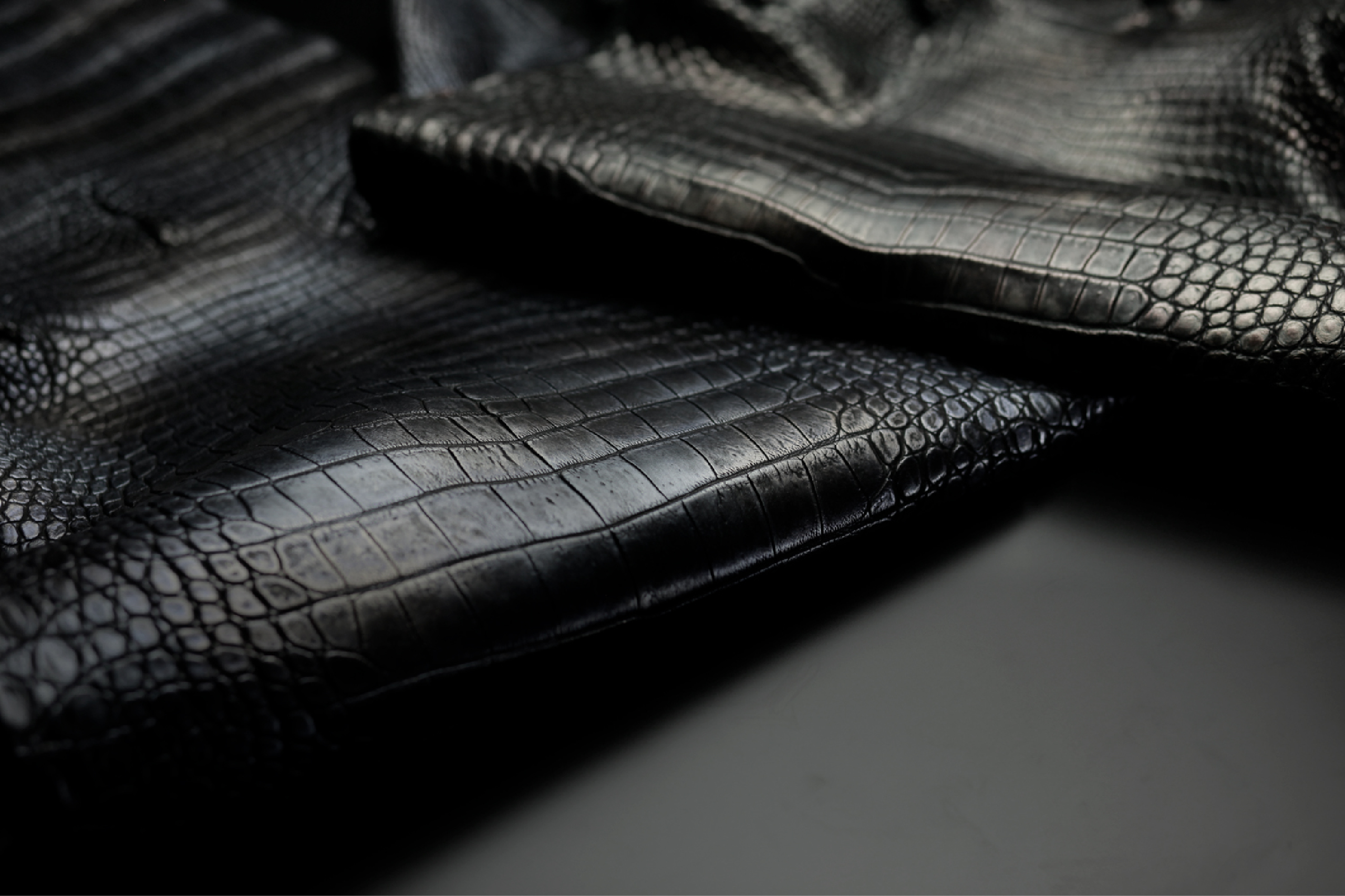 「想像を超える感性がそこにある」グランヴェニールは、クロコダイル、オーストリッチ、パイソンなどの ハイクオリティ エキゾチックレザーを使った、ラグジュアリーハンドバッグ 小物などを企画制作するブランドです。